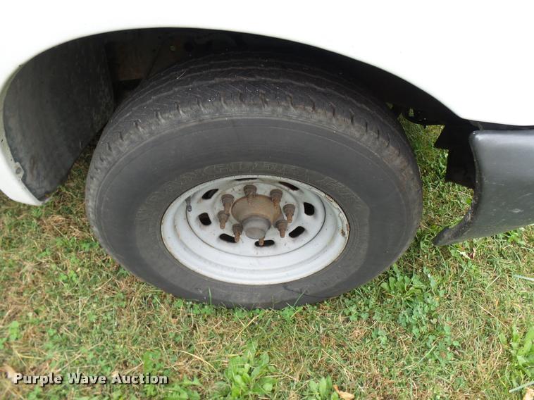 image for item L7146 2004 Ford F250 Super Duty flatbed pickup truck