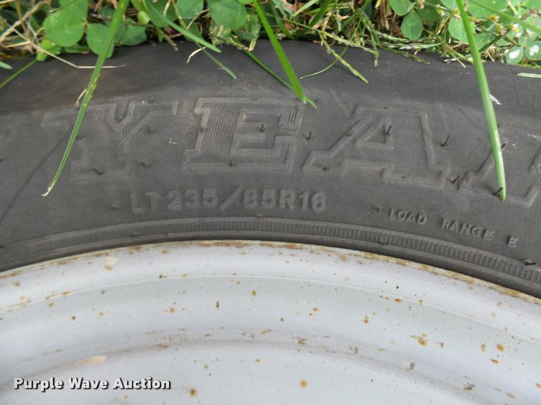 image for item L7146 2004 Ford F250 Super Duty flatbed pickup truck