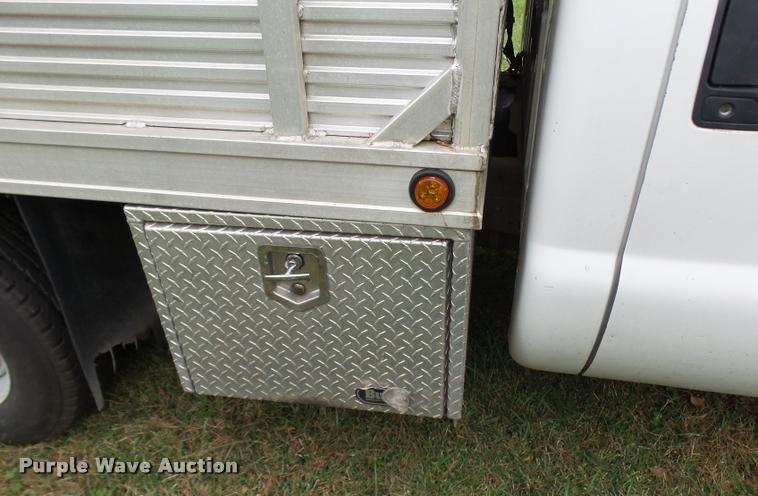 image for item L7146 2004 Ford F250 Super Duty flatbed pickup truck