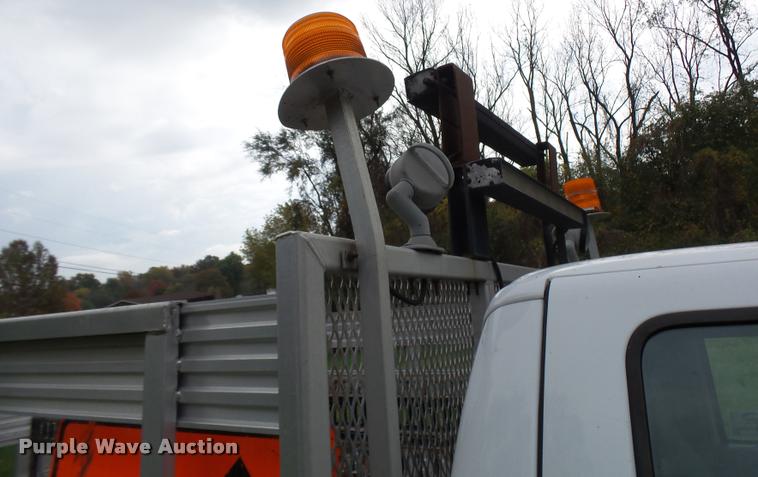 image for item L7146 2004 Ford F250 Super Duty flatbed pickup truck