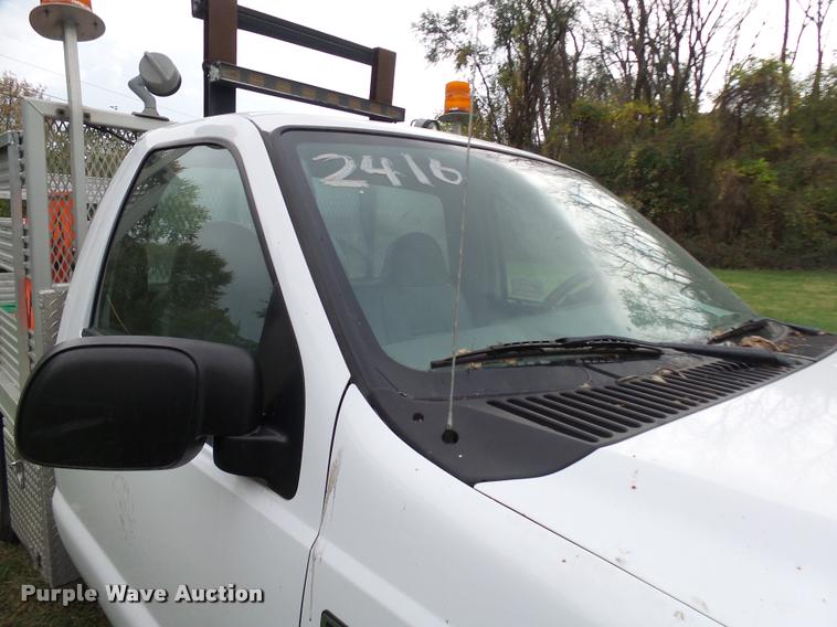 image for item L7146 2004 Ford F250 Super Duty flatbed pickup truck