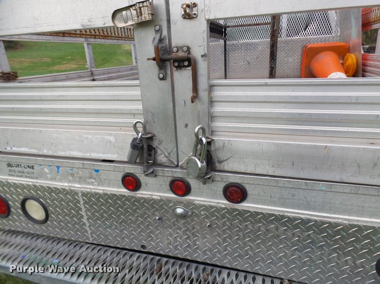 image for item L7146 2004 Ford F250 Super Duty flatbed pickup truck