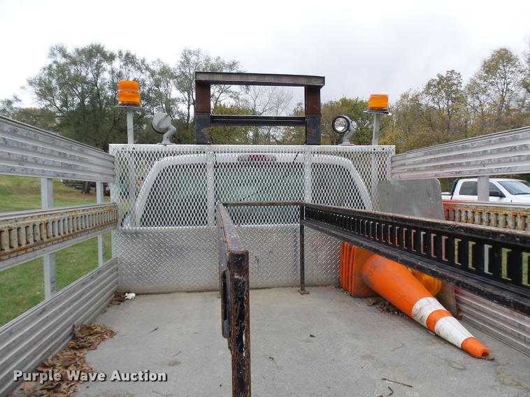 image for item L7146 2004 Ford F250 Super Duty flatbed pickup truck