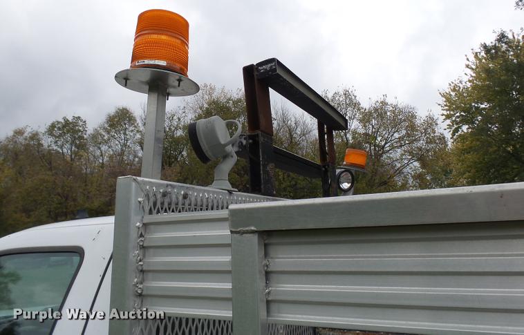 image for item L7146 2004 Ford F250 Super Duty flatbed pickup truck