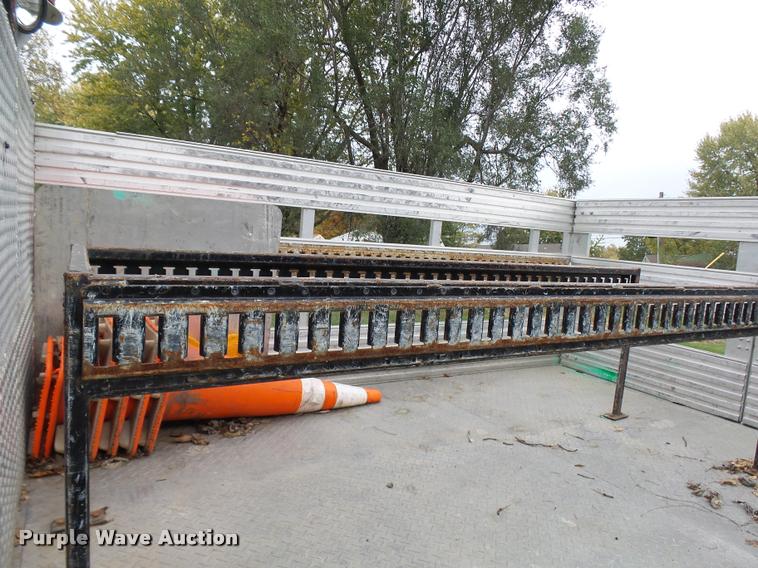 image for item L7146 2004 Ford F250 Super Duty flatbed pickup truck