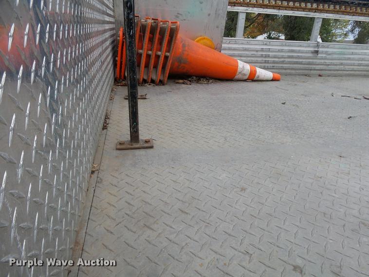 image for item L7146 2004 Ford F250 Super Duty flatbed pickup truck