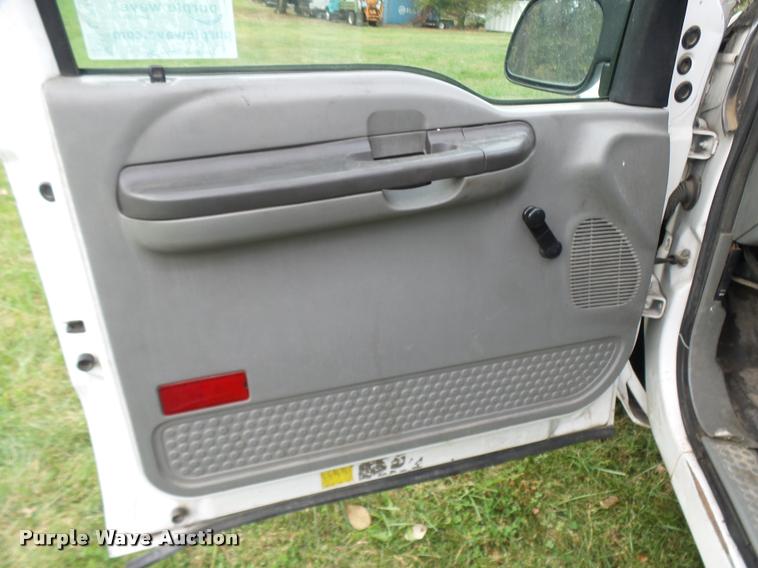 image for item L7146 2004 Ford F250 Super Duty flatbed pickup truck