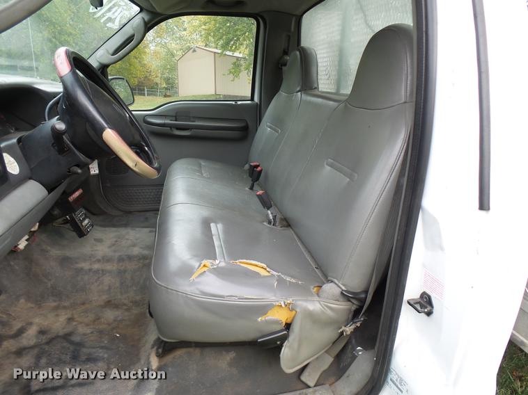 image for item L7146 2004 Ford F250 Super Duty flatbed pickup truck