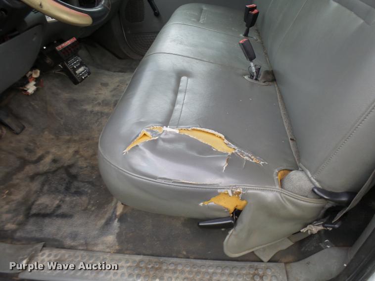 image for item L7146 2004 Ford F250 Super Duty flatbed pickup truck