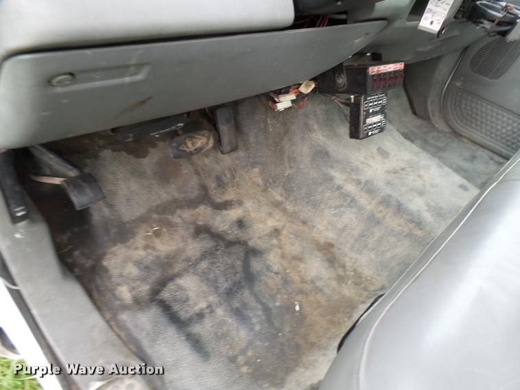 image for item L7146 2004 Ford F250 Super Duty flatbed pickup truck