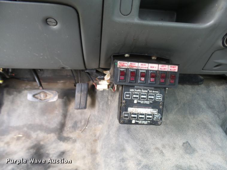 image for item L7146 2004 Ford F250 Super Duty flatbed pickup truck