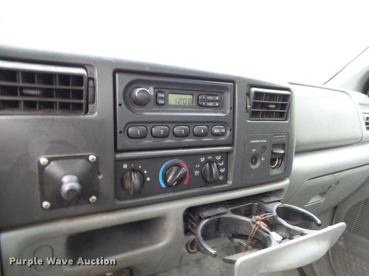 image for item L7146 2004 Ford F250 Super Duty flatbed pickup truck