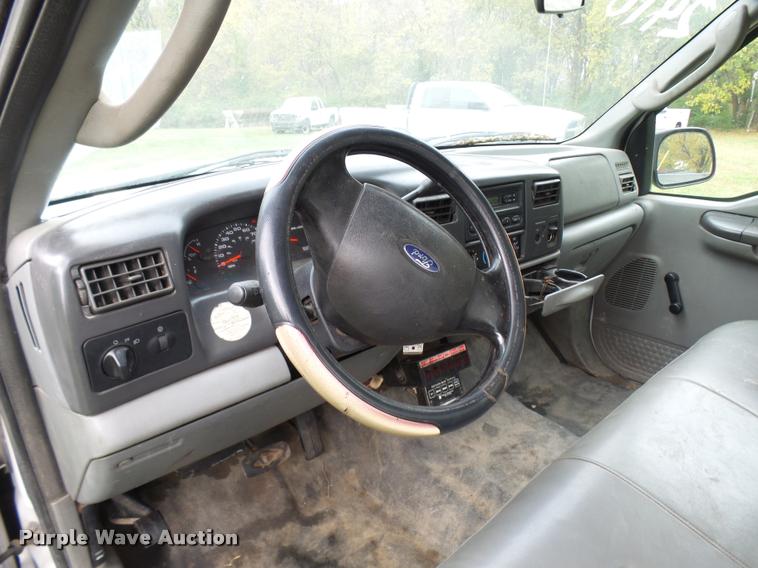 image for item L7146 2004 Ford F250 Super Duty flatbed pickup truck