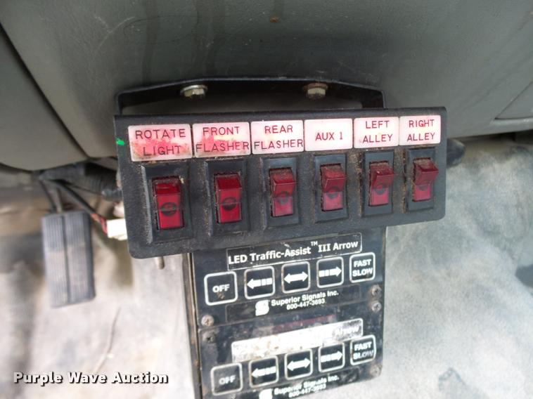 image for item L7146 2004 Ford F250 Super Duty flatbed pickup truck