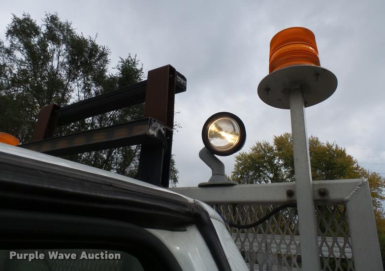 image for item L7146 2004 Ford F250 Super Duty flatbed pickup truck