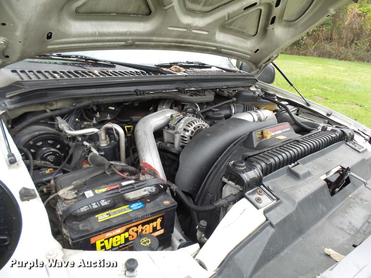 image for item L7146 2004 Ford F250 Super Duty flatbed pickup truck