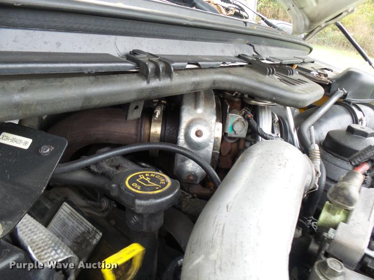 image for item L7146 2004 Ford F250 Super Duty flatbed pickup truck