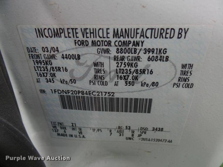 image for item L7146 2004 Ford F250 Super Duty flatbed pickup truck