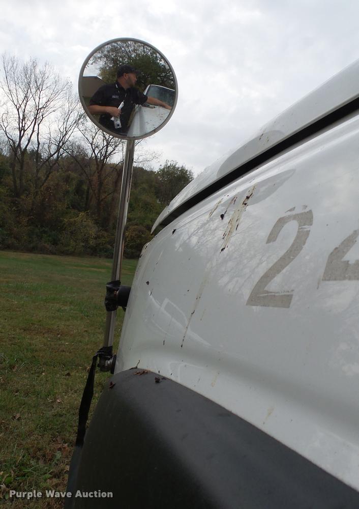 image for item L7146 2004 Ford F250 Super Duty flatbed pickup truck