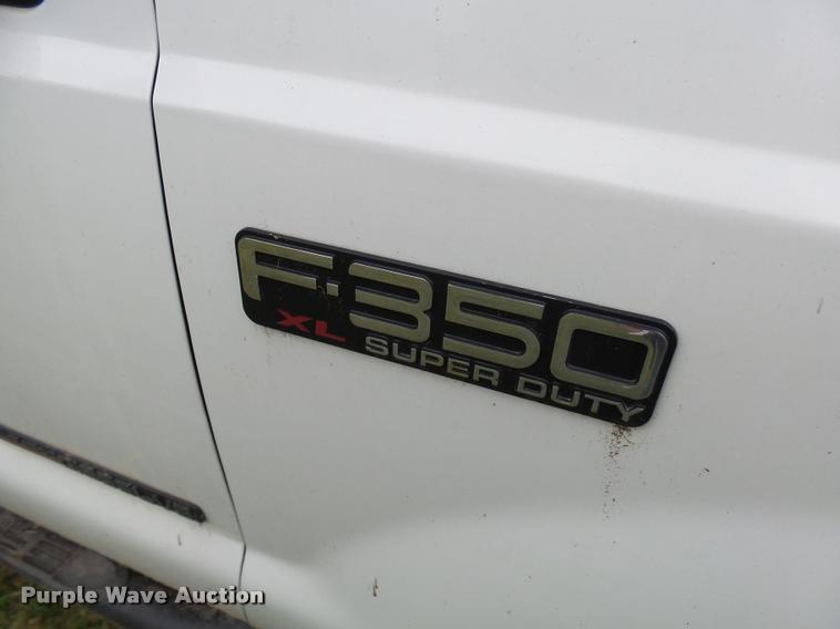 image for item L7149 2000 Ford F350 Super Duty XL utility truck