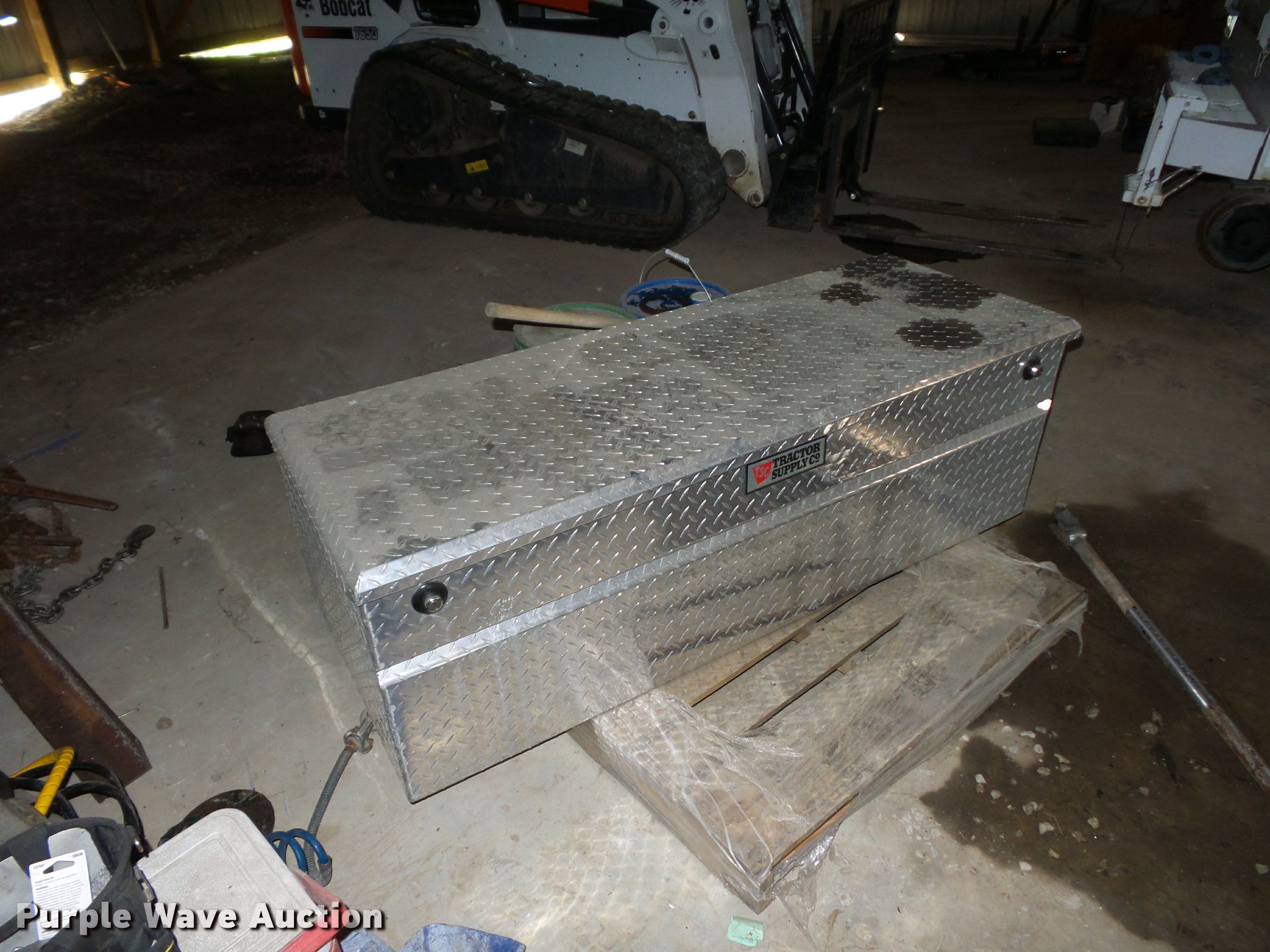 Tractor Supply toolbox in Richmond, MO Item L4457 sold Purple Wave