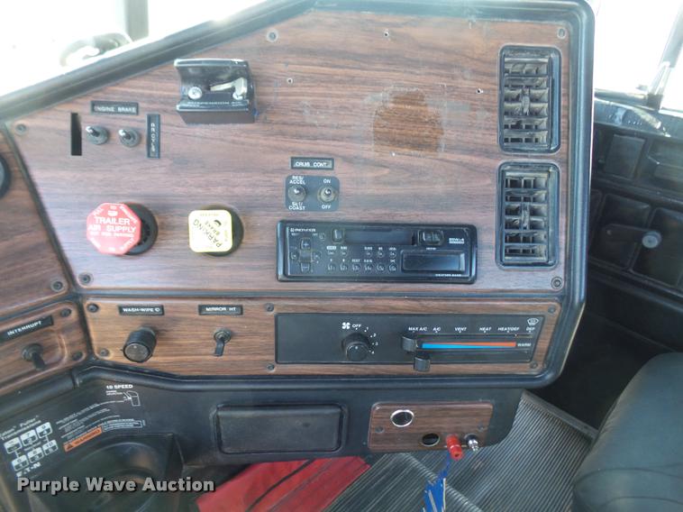 image for item DA3755 1999 Freightliner FLD112 service truck