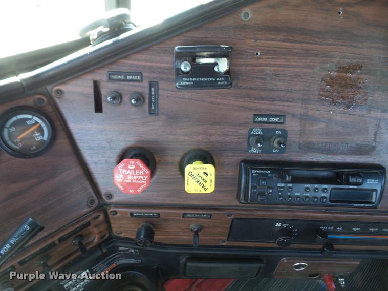 image for item DA3755 1999 Freightliner FLD112 service truck