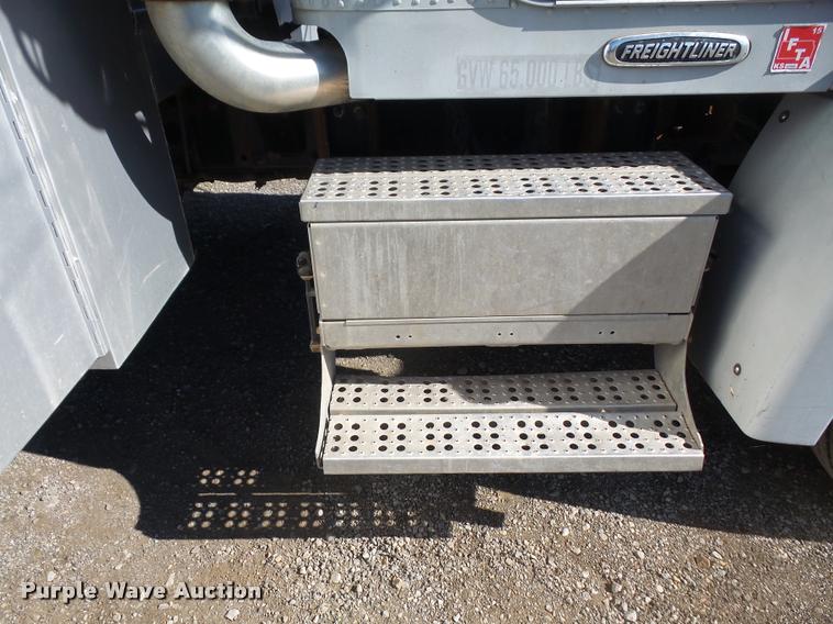 image for item DA3755 1999 Freightliner FLD112 service truck