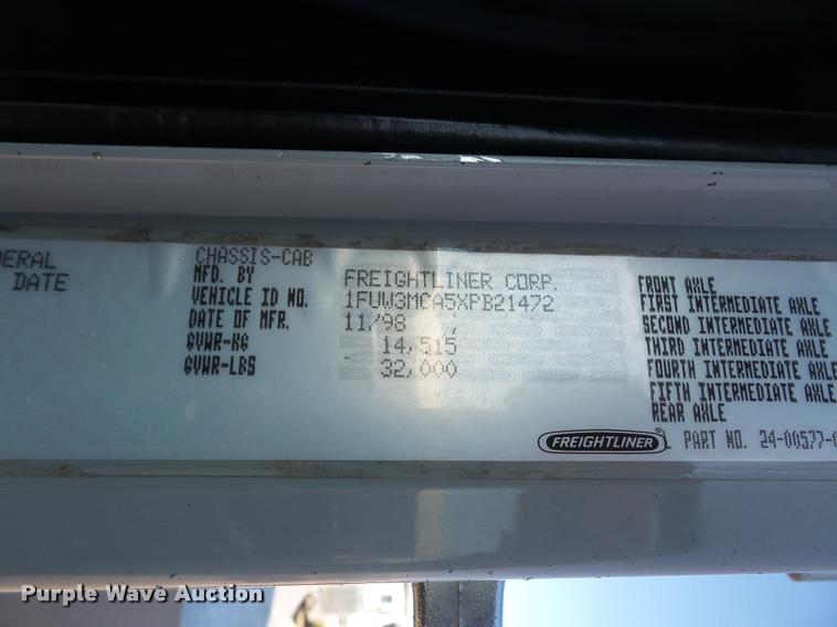 image for item DA3755 1999 Freightliner FLD112 service truck