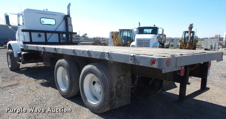 image for item DA3766 1993 Freightliner FLD120SD flatbed truck