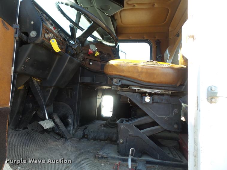 image for item DA3766 1993 Freightliner FLD120SD flatbed truck