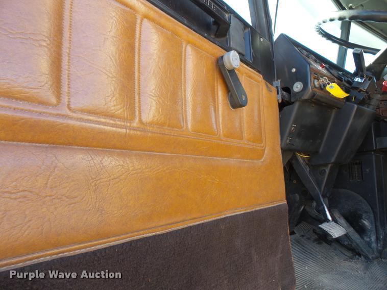 image for item DA3766 1993 Freightliner FLD120SD flatbed truck