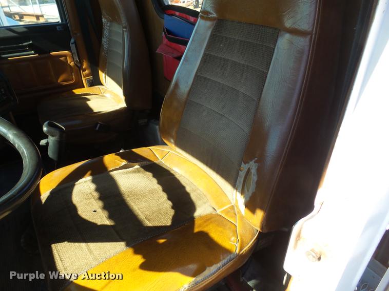 image for item DA3766 1993 Freightliner FLD120SD flatbed truck