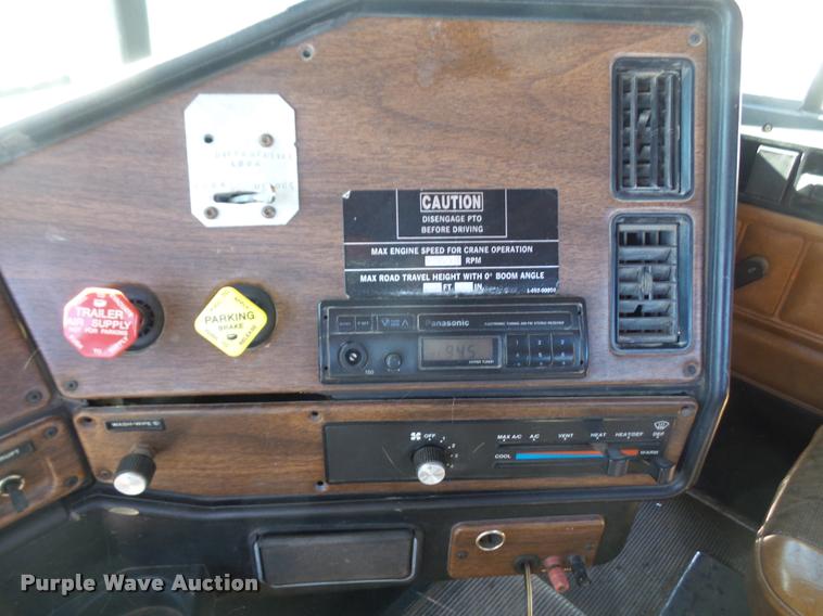 image for item DA3766 1993 Freightliner FLD120SD flatbed truck