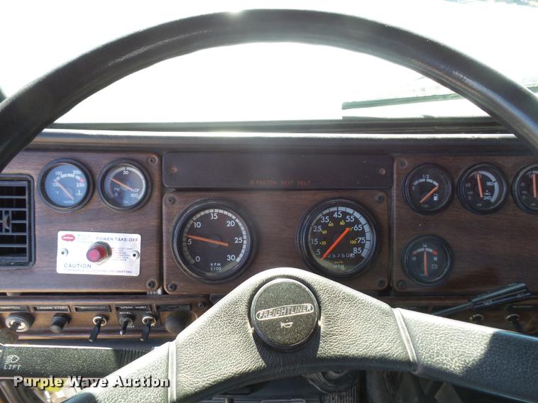 image for item DA3766 1993 Freightliner FLD120SD flatbed truck