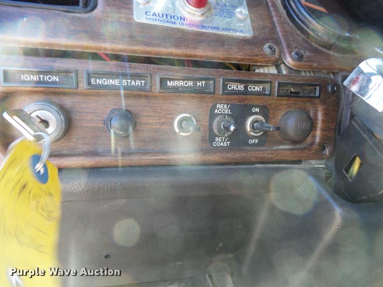 image for item DA3766 1993 Freightliner FLD120SD flatbed truck