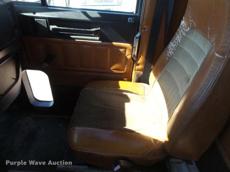 image for item DA3766 1993 Freightliner FLD120SD flatbed truck