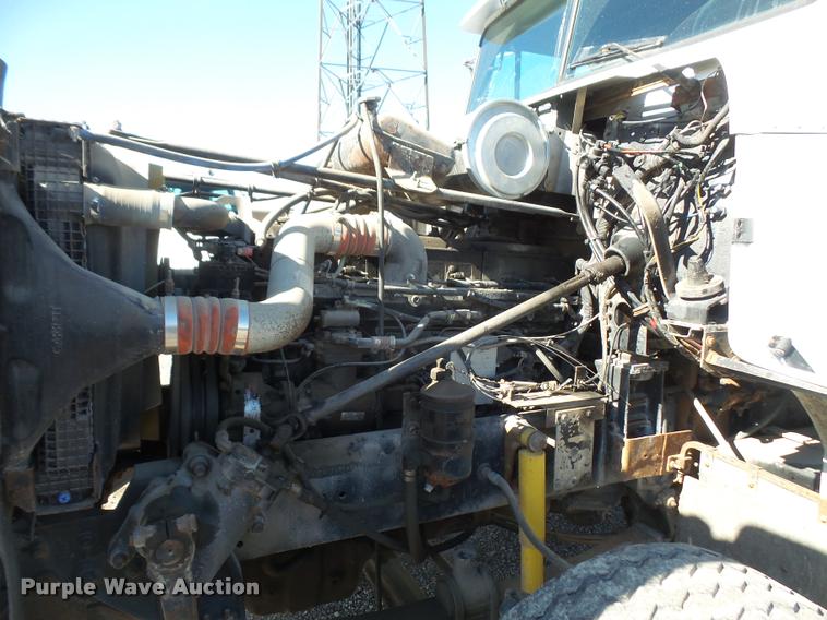 image for item DA3766 1993 Freightliner FLD120SD flatbed truck