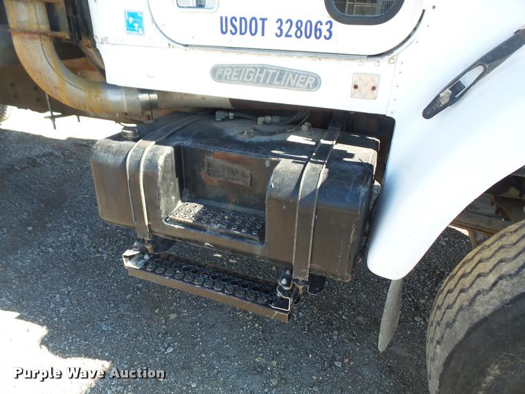 image for item DA3766 1993 Freightliner FLD120SD flatbed truck