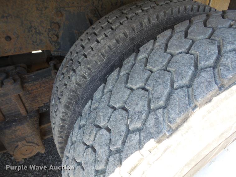 image for item DA3766 1993 Freightliner FLD120SD flatbed truck