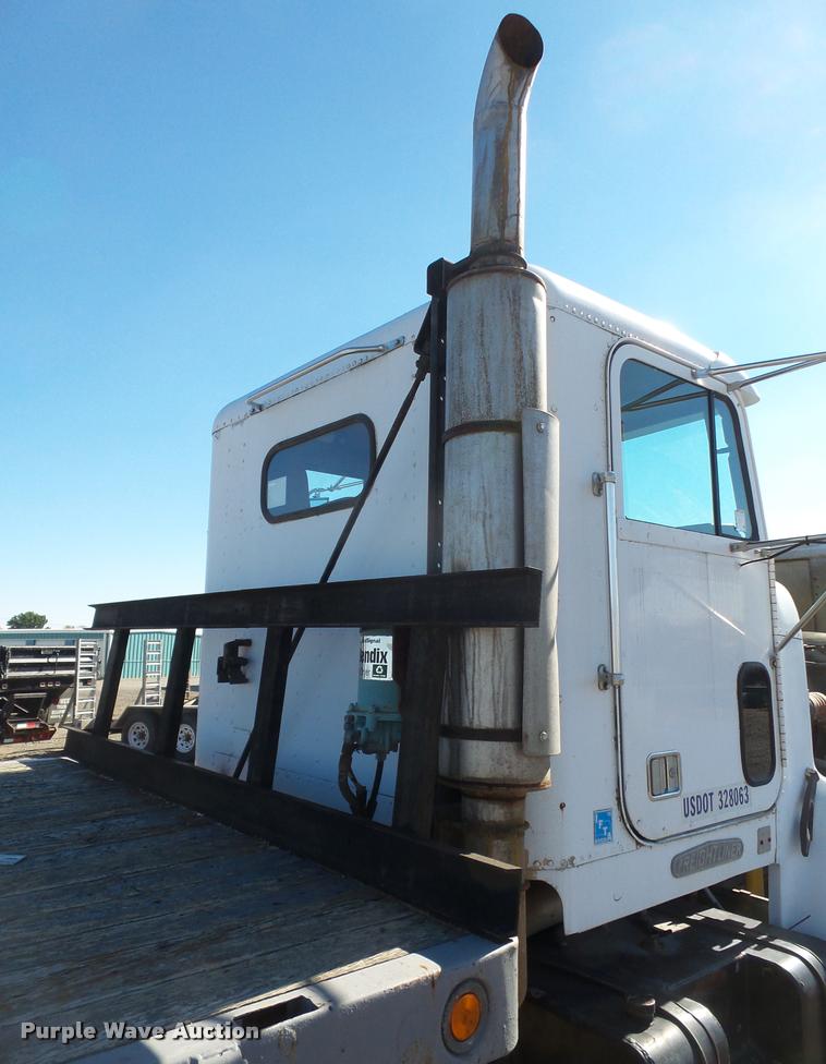 image for item DA3766 1993 Freightliner FLD120SD flatbed truck