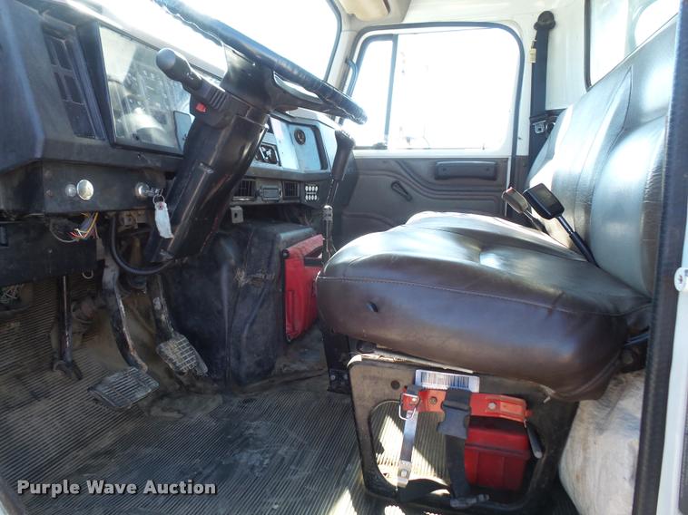 image for item DA3767 1995 International 4900 flatbed truck