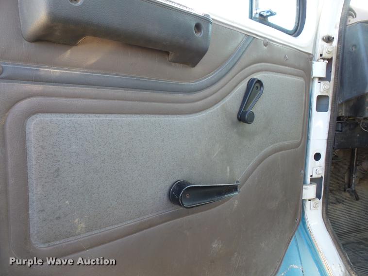 image for item DA3767 1995 International 4900 flatbed truck