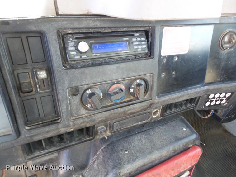 image for item DA3767 1995 International 4900 flatbed truck