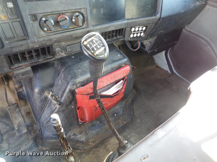 image for item DA3767 1995 International 4900 flatbed truck