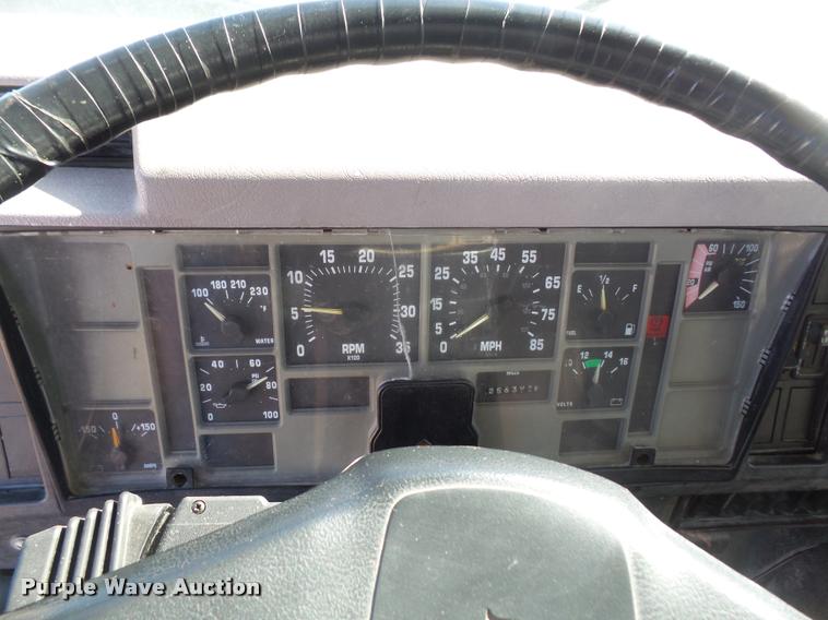 image for item DA3767 1995 International 4900 flatbed truck