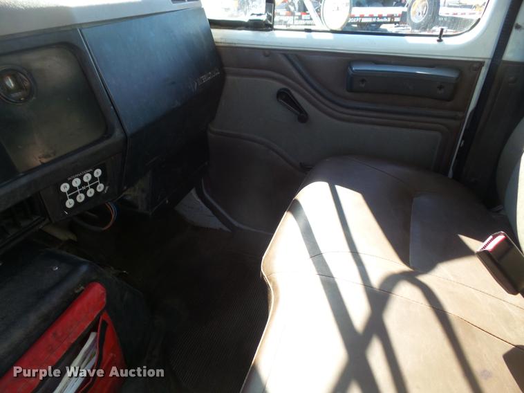 image for item DA3767 1995 International 4900 flatbed truck