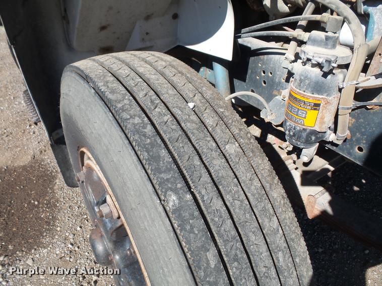 image for item DA3767 1995 International 4900 flatbed truck