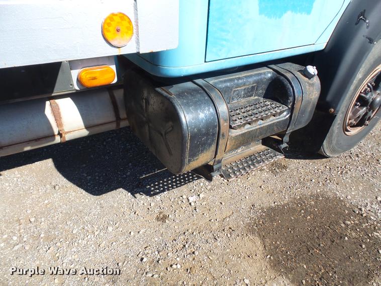 image for item DA3767 1995 International 4900 flatbed truck