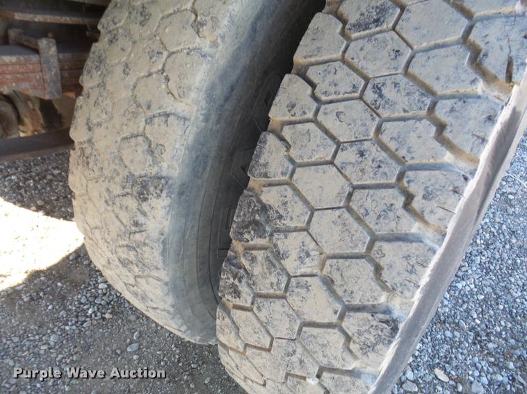 image for item DA3767 1995 International 4900 flatbed truck